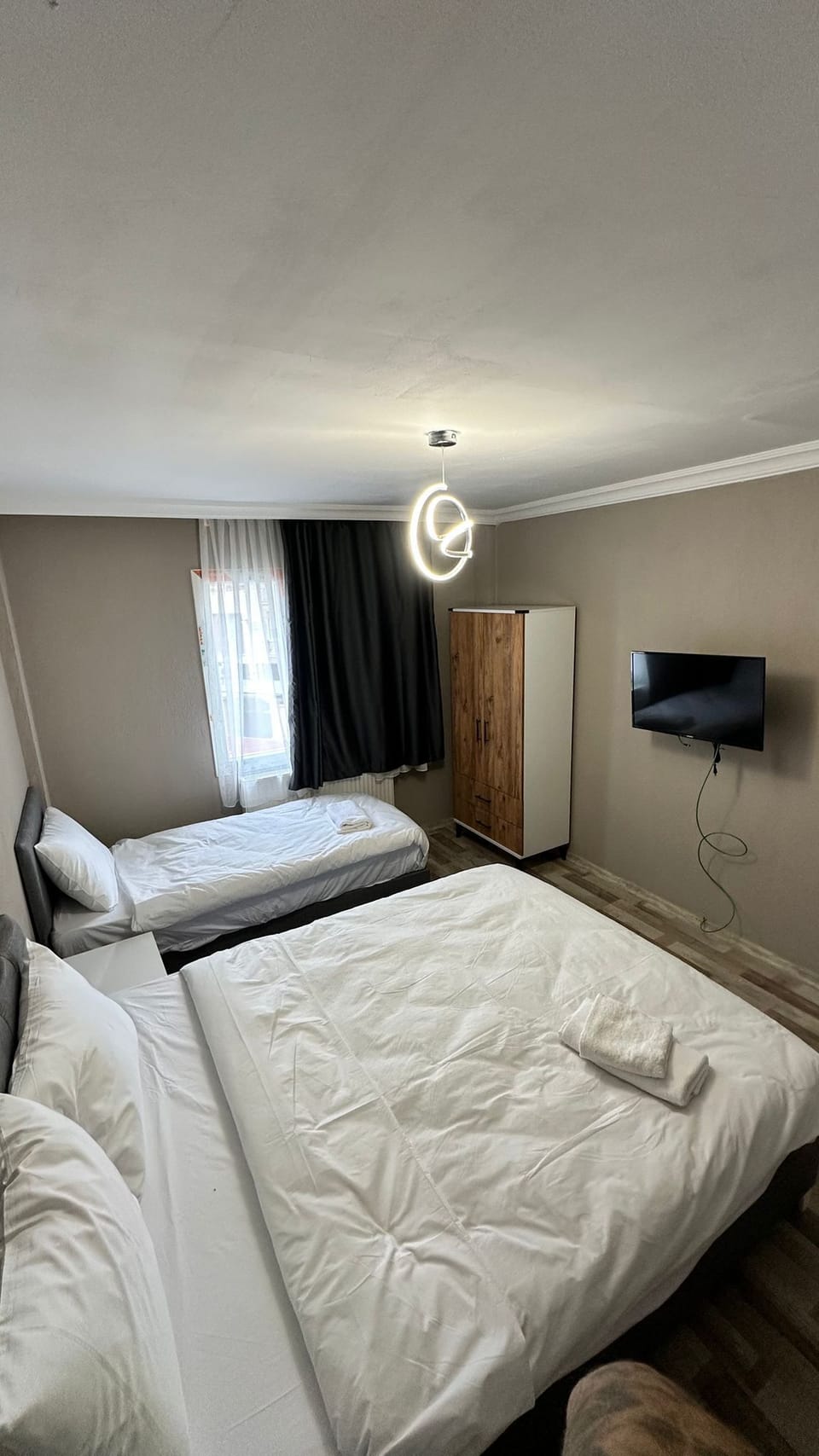 Family Room | Laptop workspace, free WiFi