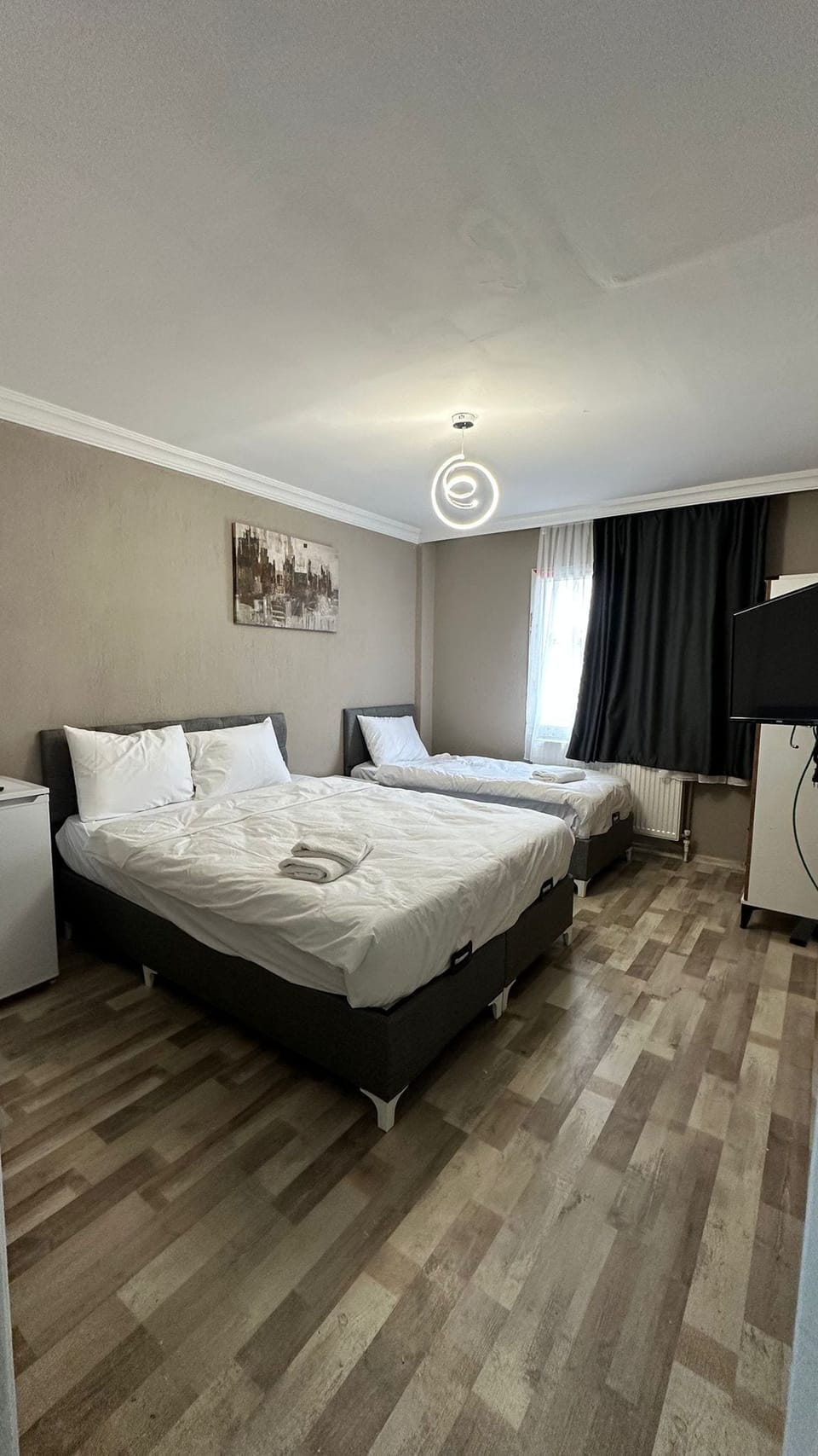 Family Room | Laptop workspace, free WiFi