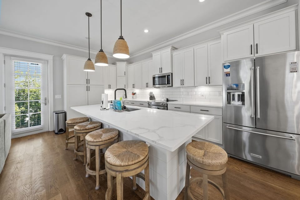Kitchen island. Seating for 5