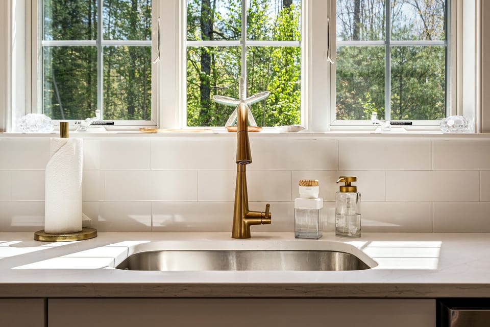 Beautiful kitchen, well appointed, gas stove