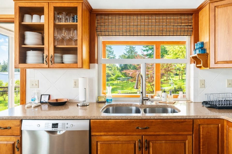 Kitchen and coffee bar