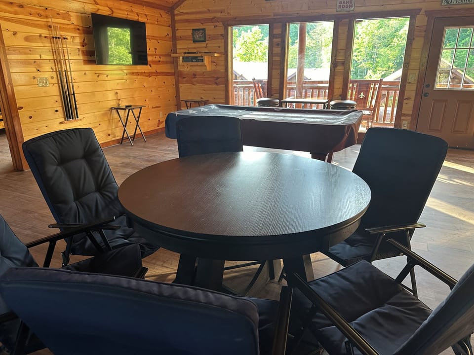 New Circular Poker/Board Game Table w/ 6 Seats