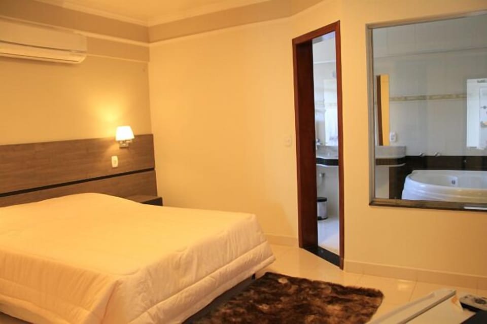 Deluxe Suite | Minibar, blackout drapes, iron/ironing board, free WiFi