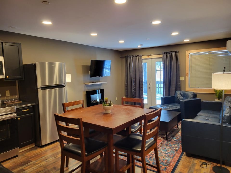 H2 - Two-Bedroom Apartment (679)