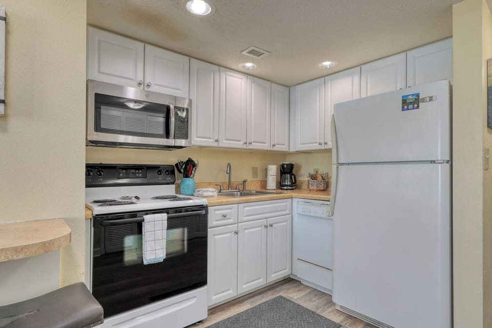 Kitchen: Enjoy a fully equipped kitchen with modern appliances, perfect for culinary adventures!