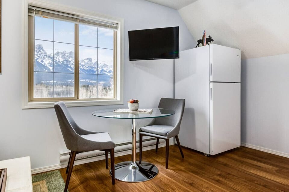 Breakfast space with mountain view