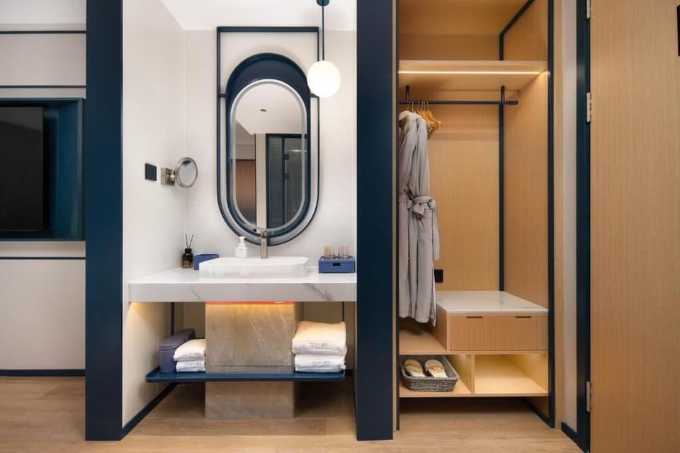 Business Double Room, 1 Queen Bed, Non Smoking, Air conditioning | Bathroom | Shower, hair dryer, slippers, towels