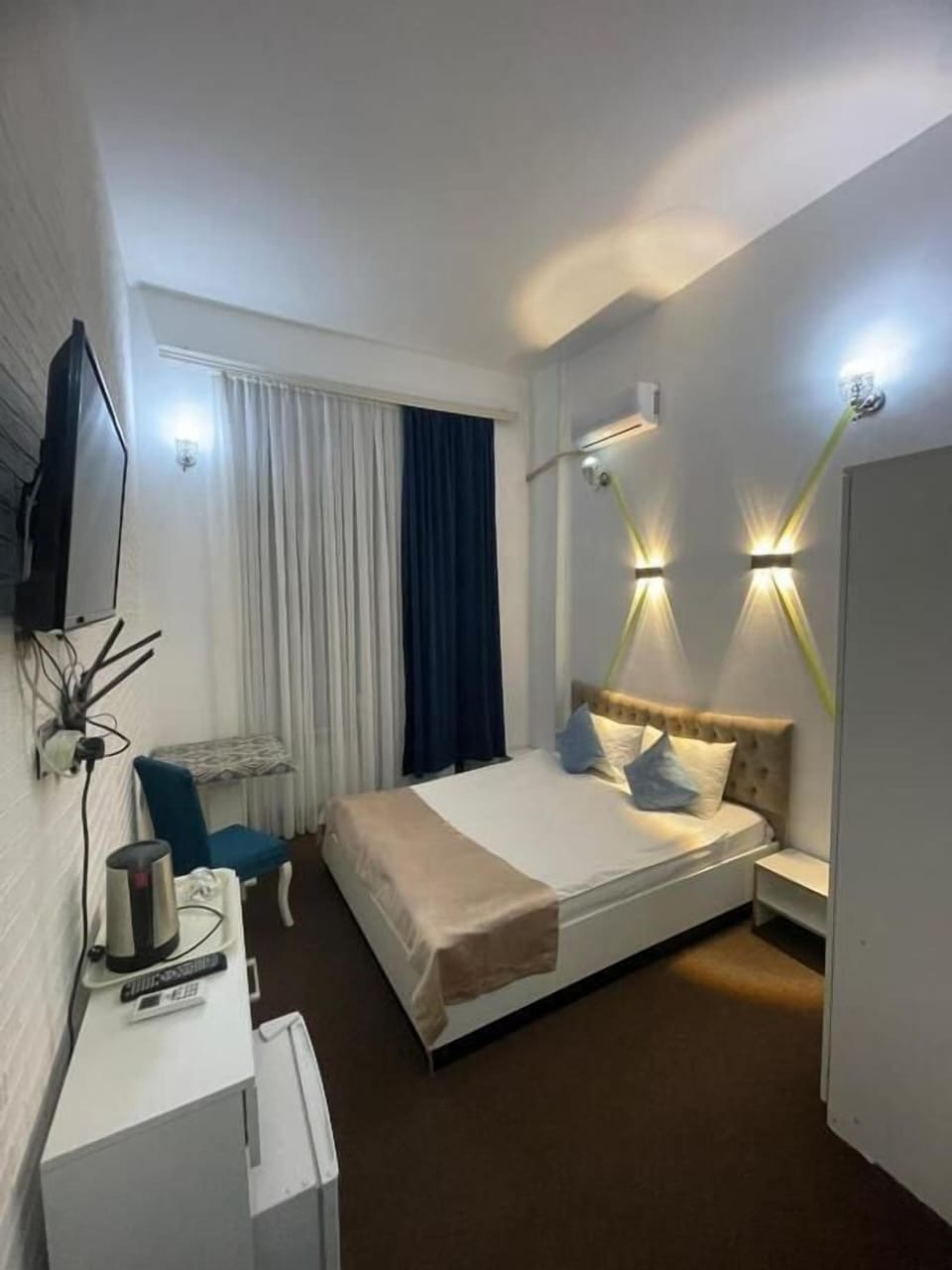 Hypo-allergenic bedding, minibar, in-room safe, desk