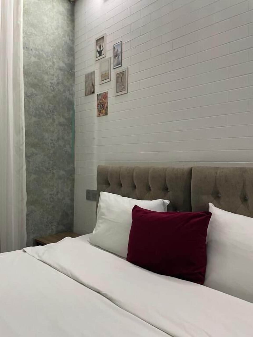 Hypo-allergenic bedding, minibar, in-room safe, desk