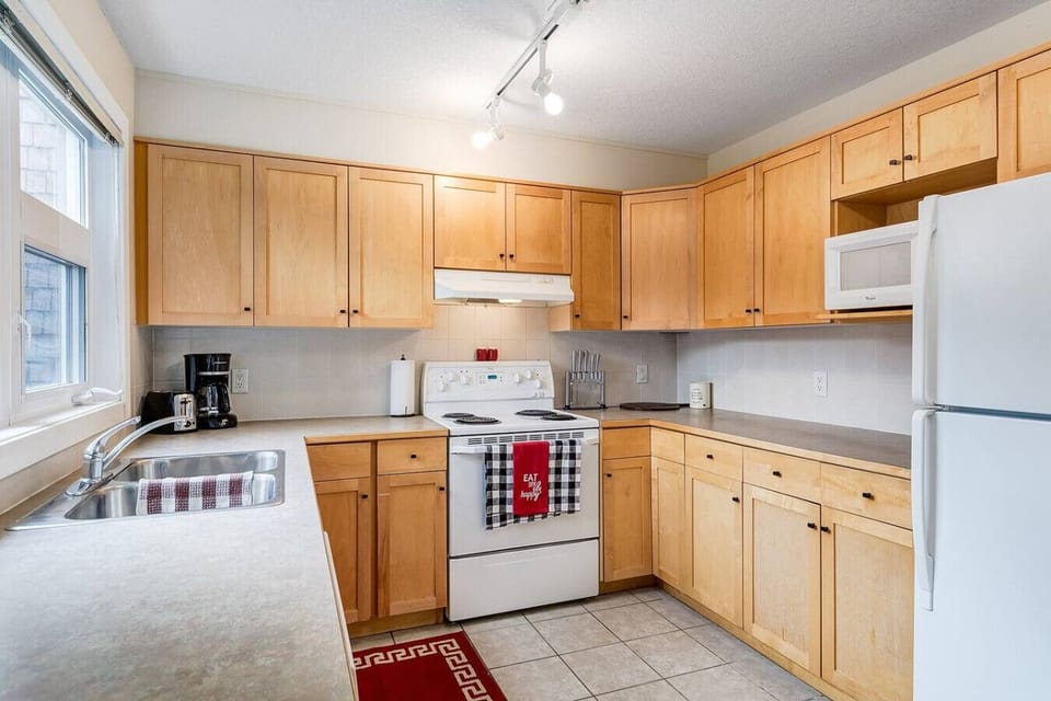 Open kitchen with all essentials to cook your favorite meal.