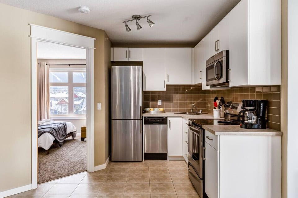 Updated kitchen with all the cooking basics