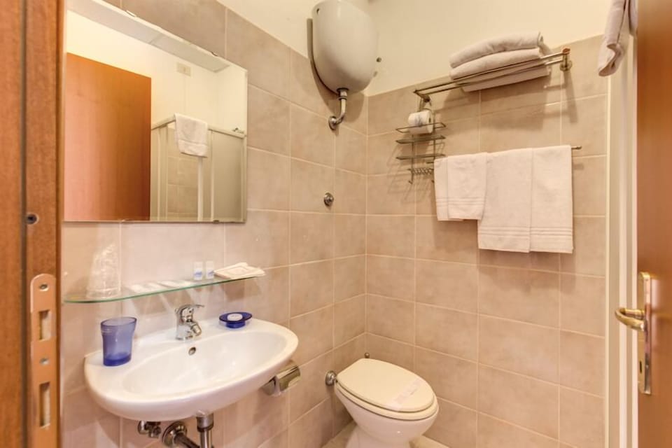 Double or Twin Room | Bathroom | Shower, free toiletries, hair dryer, bidet