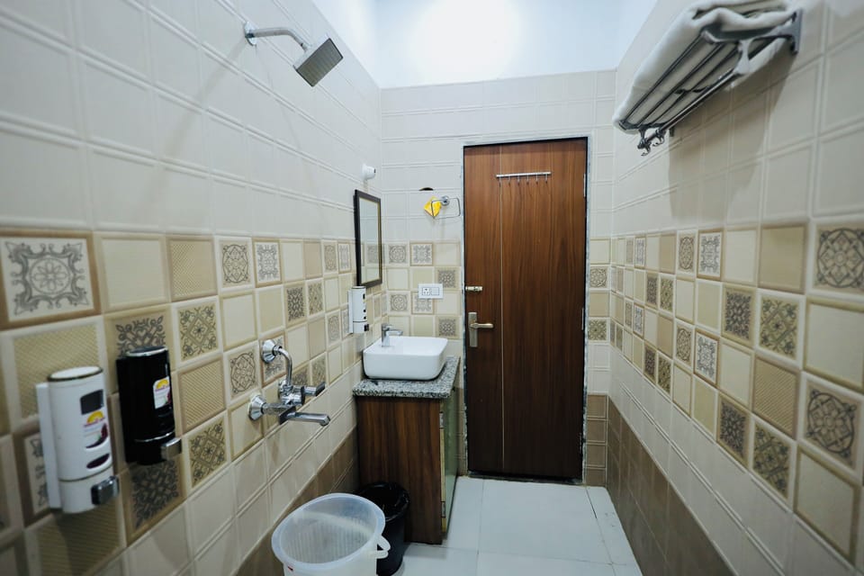 Executive Room, Balcony, Garden View | Bathroom | Slippers