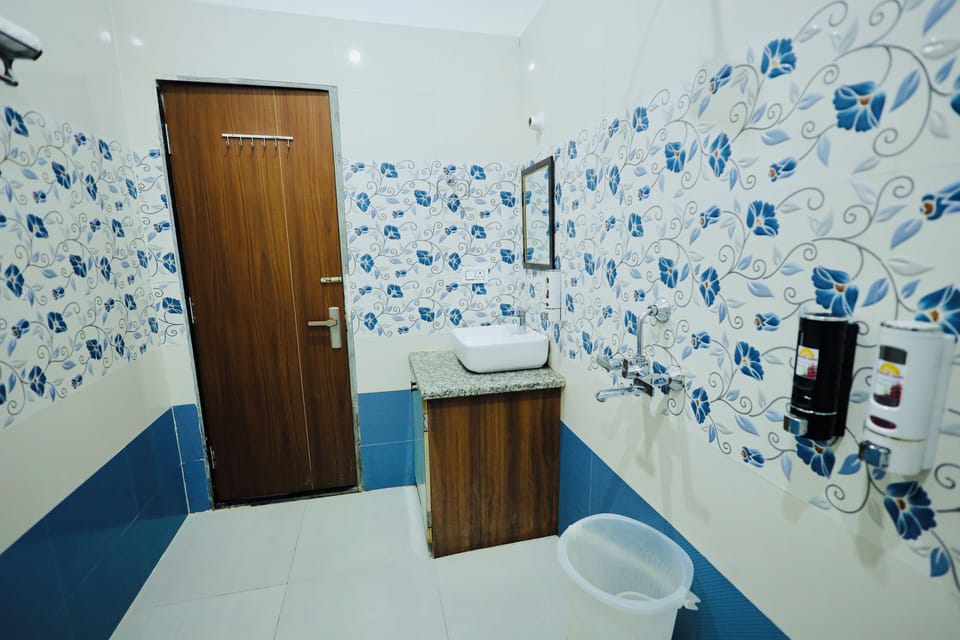Executive Room, Balcony, Garden View | Bathroom | Slippers
