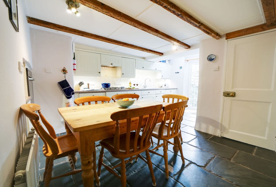 Hardys, Padstow. Ground Floor: Cook and dine as a family in the well-equipped kitchen
