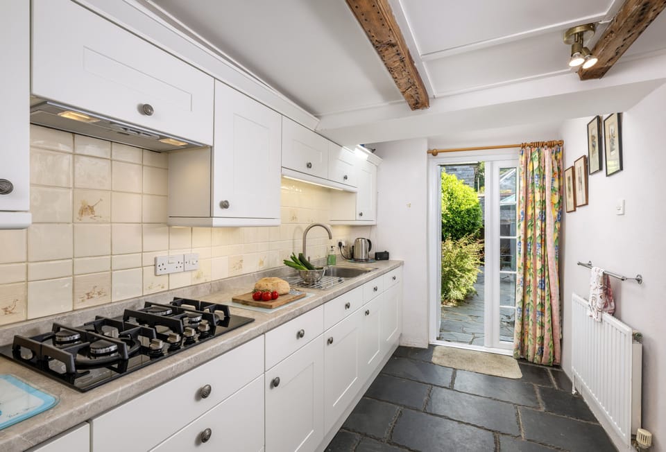 Hardys, Padstow. Ground Floor: Cook and dine as a family in the well-equipped kitchen