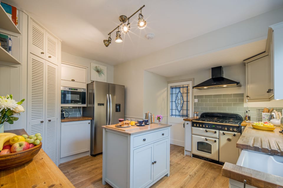 Hawthorn Hideaway, Freshwater: spacious and bright kitchen