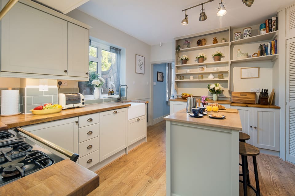 Hawthorn Hideaway, Freshwater: Bright and airy Kitchen