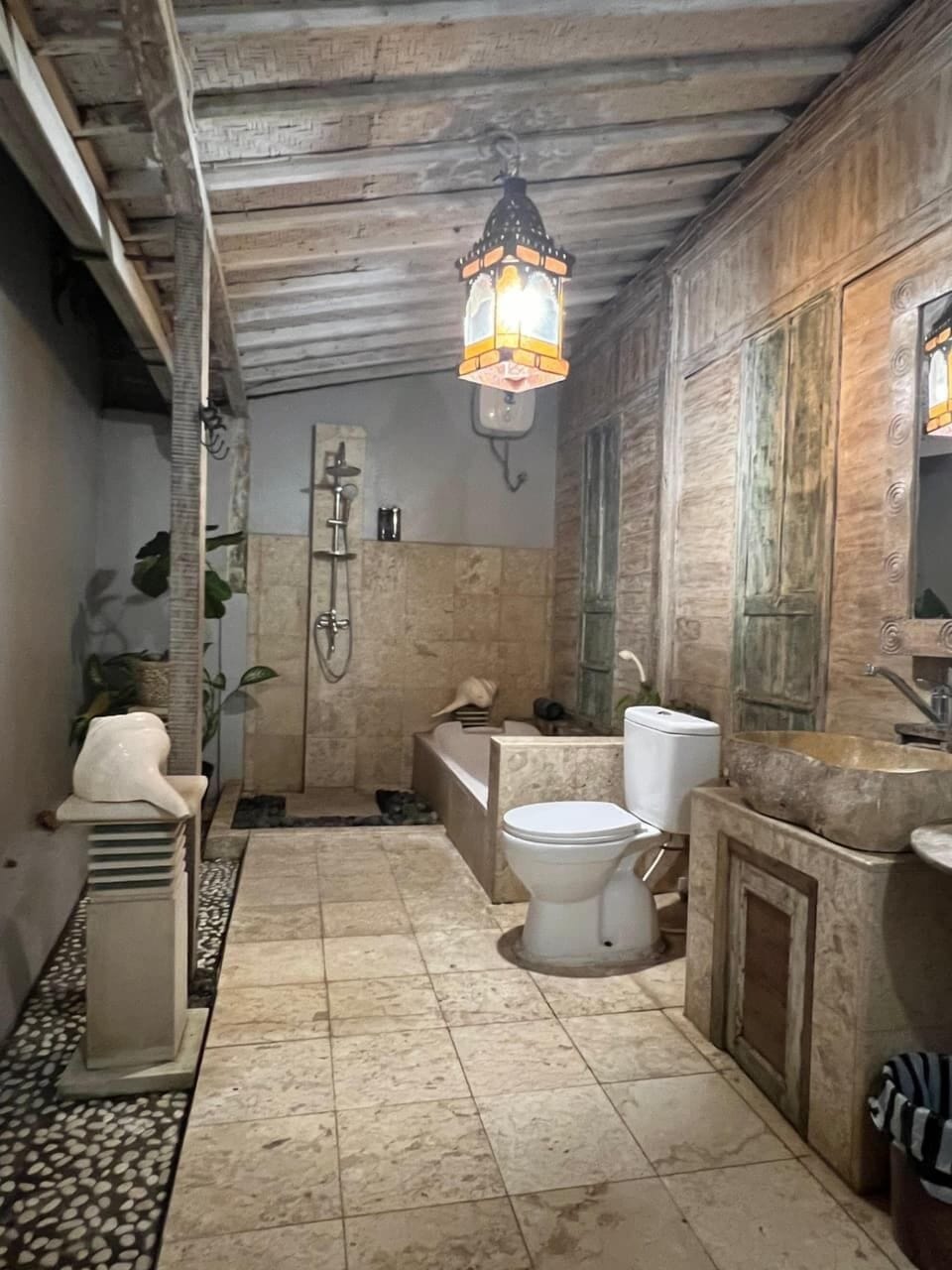 Comfort Room, 1 King Bed | Bathroom | Towels, toilet paper