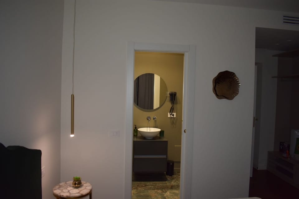 Comfort Room | Bathroom | Shower, rainfall showerhead, free toiletries, hair dryer