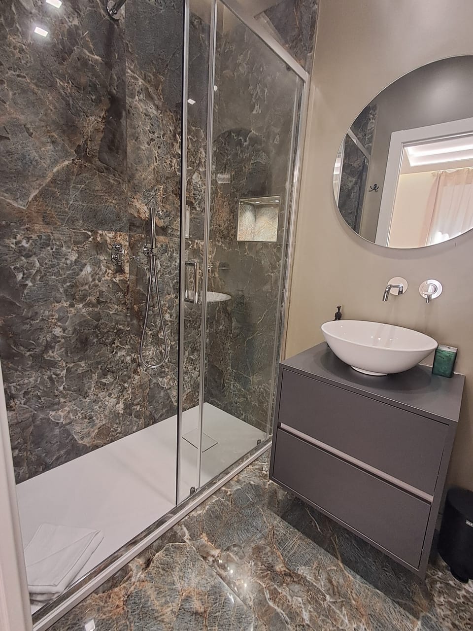 Comfort Room | Bathroom | Shower, rainfall showerhead, free toiletries, hair dryer