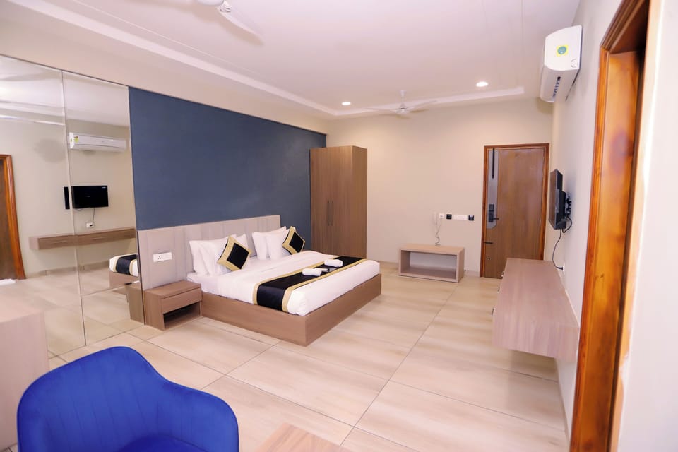 Luxury Suite, City View | Desk, laptop workspace, free WiFi