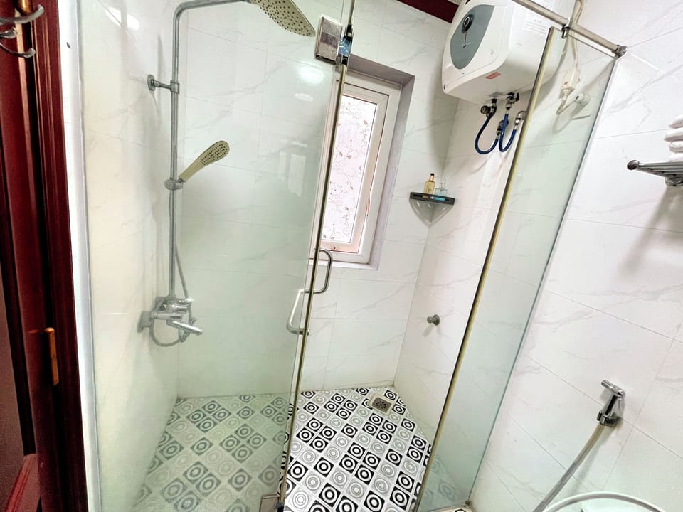 Standard Double Room | Bathroom | Towels, soap, shampoo, toilet paper