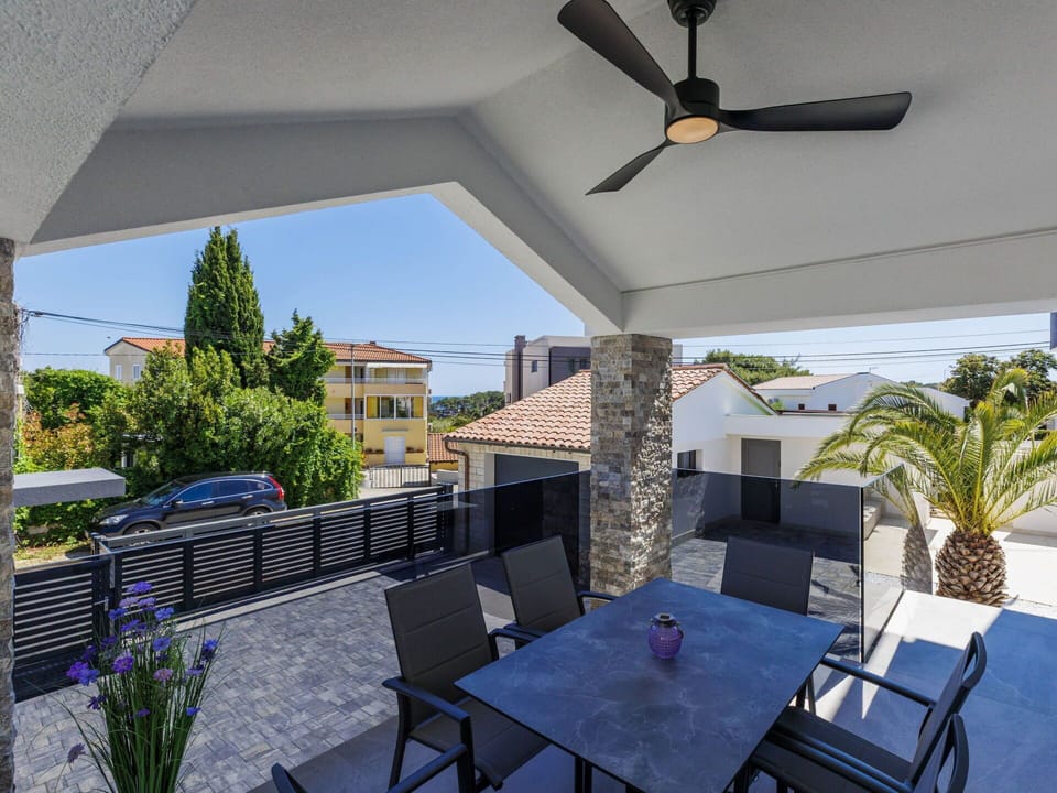Shade, Balcony, Porch, Handrail, Outdoor Structure, Courtyard, Tile, Villa, Daylighting