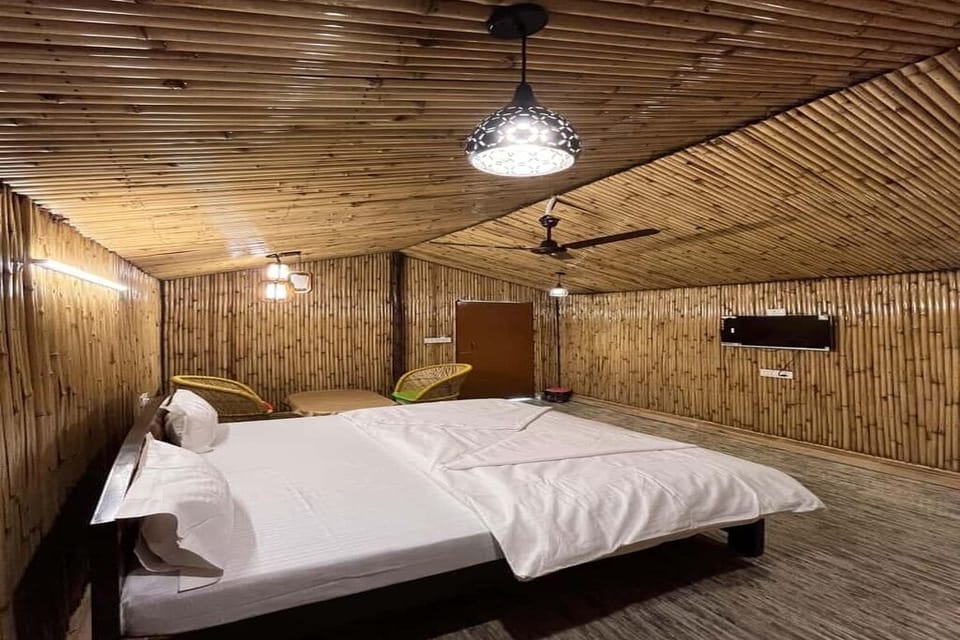 Deluxe Double Room, 1 King Bed, Balcony, Garden View | In-room safe, iron/ironing board