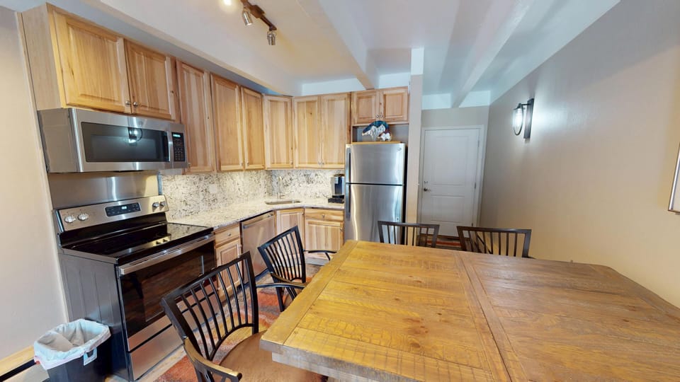 Fully Equipped Kitchen with Dining Table for 6 - Fully Equipped Kitchen with Dining Table for 6
