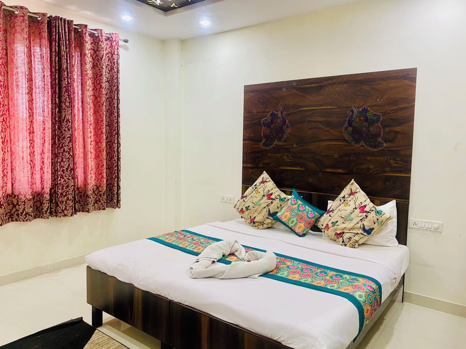 Deluxe Double Room | Desk