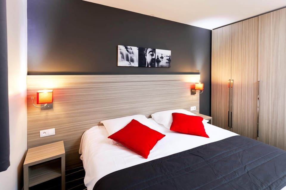 Desk, soundproofing, iron/ironing board, free WiFi