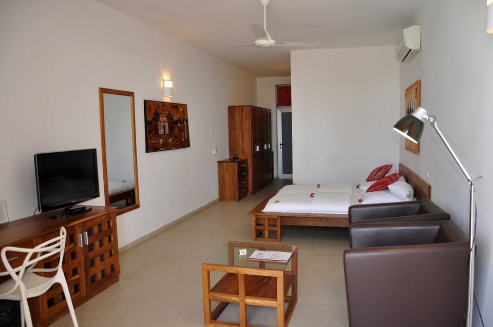 Double Room, Sea View | Minibar, in-room safe, desk, blackout drapes
