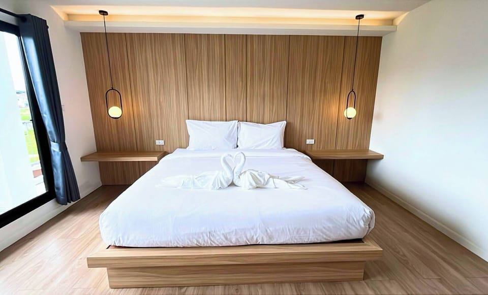 Hypo-allergenic bedding, desk, free WiFi, bed sheets