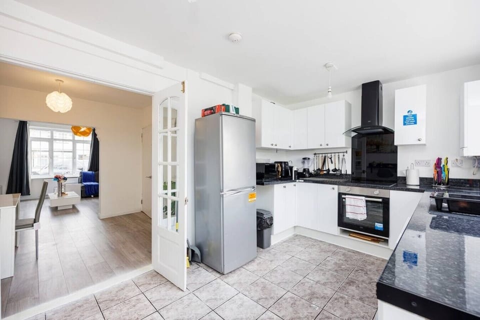 Kitchen area with Air Fryer, Oven, coffee maker & Blender