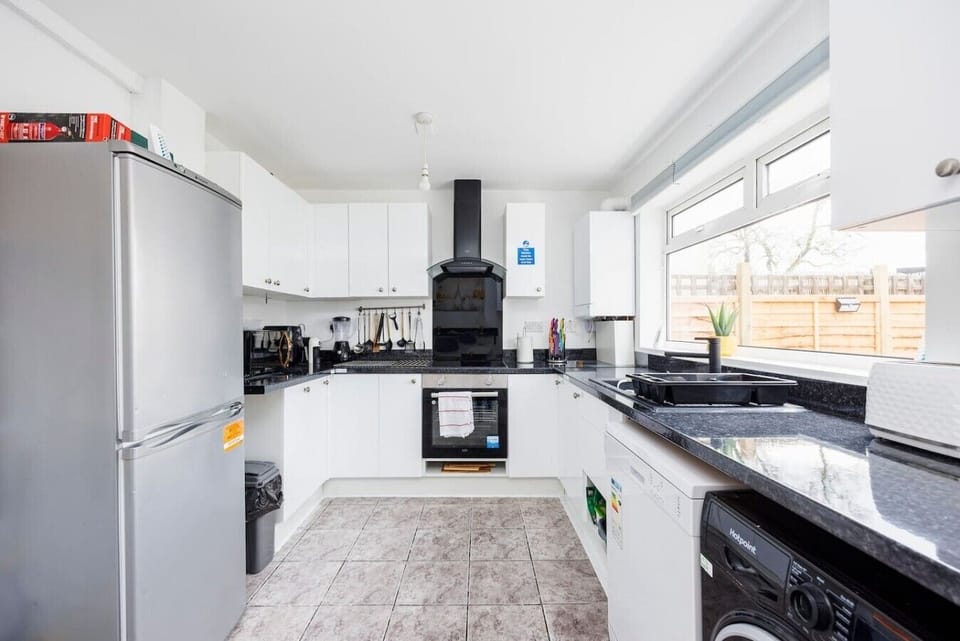 Kitchen w Washing Machine/Washer Dryer