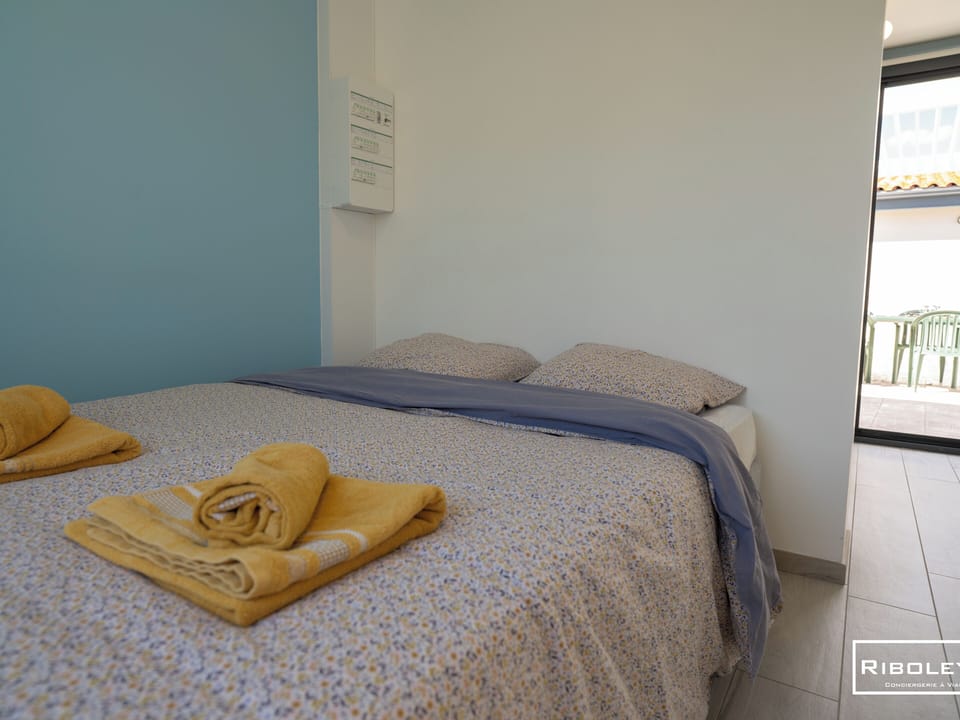 Bedroom with double bed
