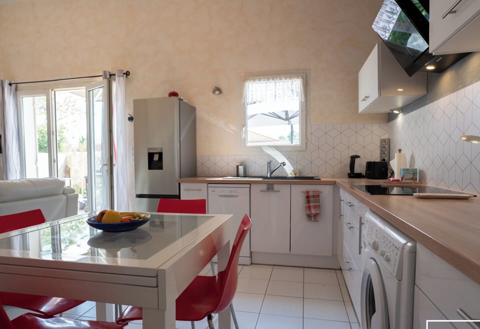 Fully-equipped kitchen with washing machine, dishwasher...