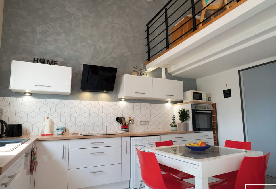  Large open-plan air-conditioned room with wifi, fitted kitchen, living room