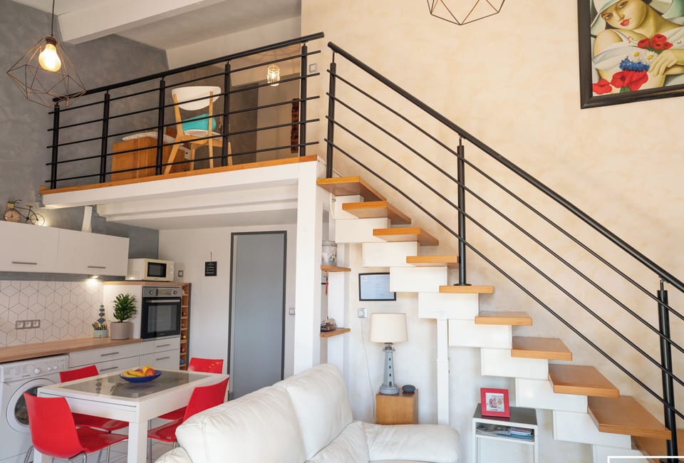  Large open-plan air-conditioned room with wifi, fitted kitchen, living room
