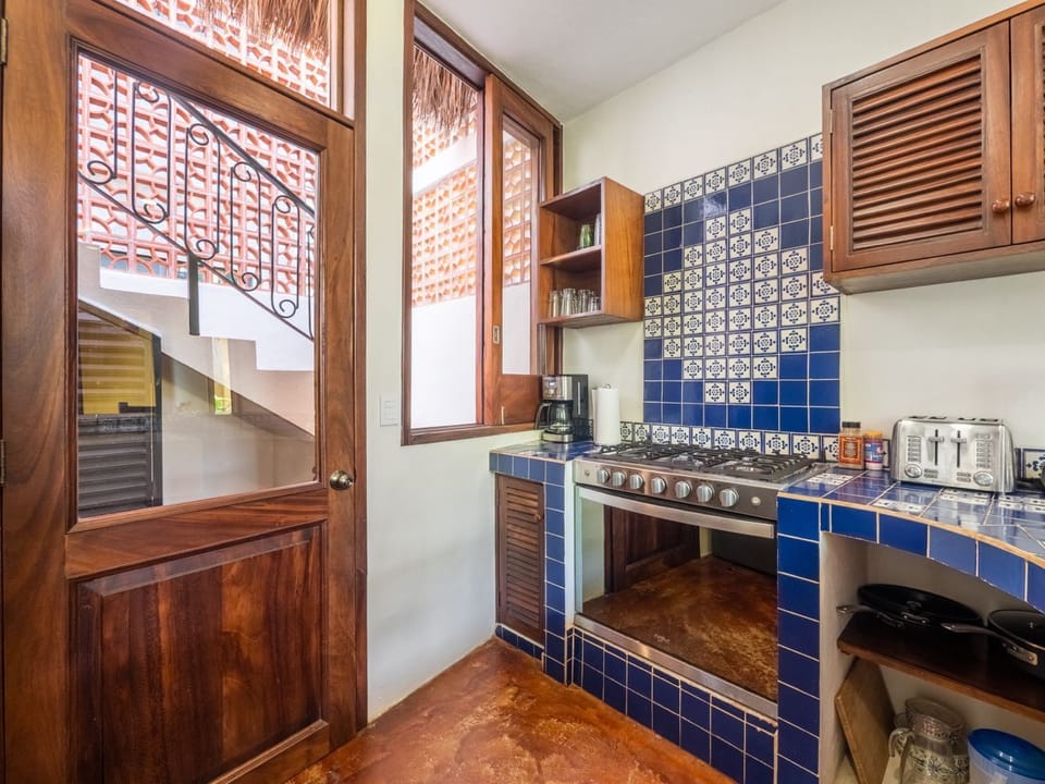 Villa Paraíso | Private kitchen | Full-size fridge, microwave, oven, stovetop
