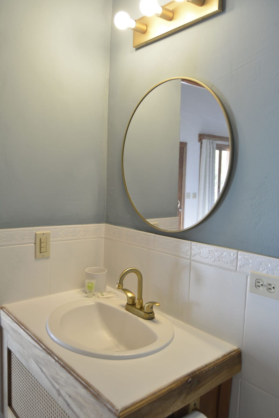 Family Single Room, Sea View | Bathroom | Shower, towels, toilet paper