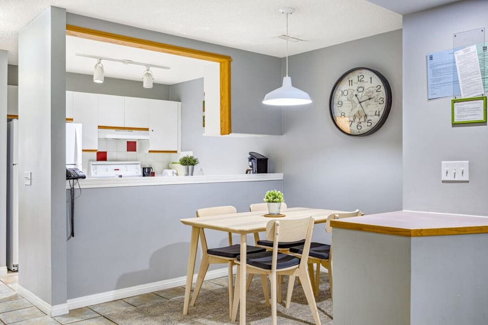 Dining room with 4 seats.