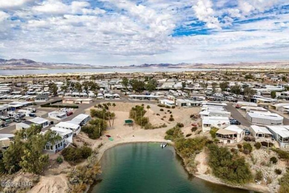 Picture Perfect at Sam's Beachcomber! Villa in Lake Havasu City