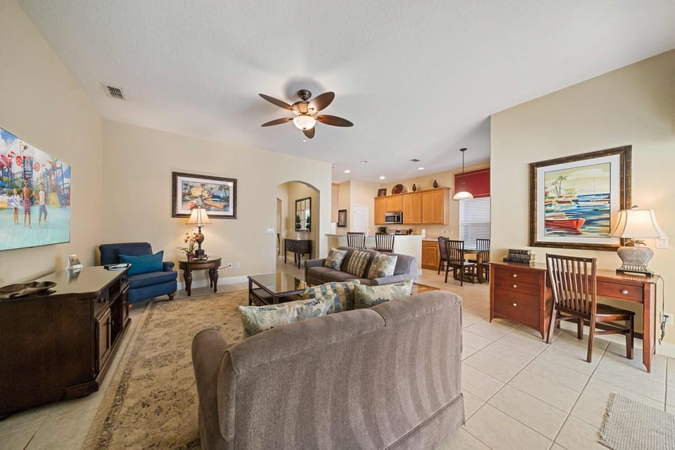 House (4 Bedrooms) | Front of property