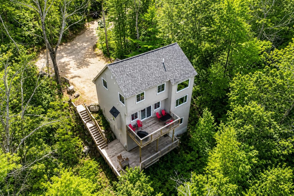 Private wooded home with deck, minutes from hiking, lakes, and Conway Village
