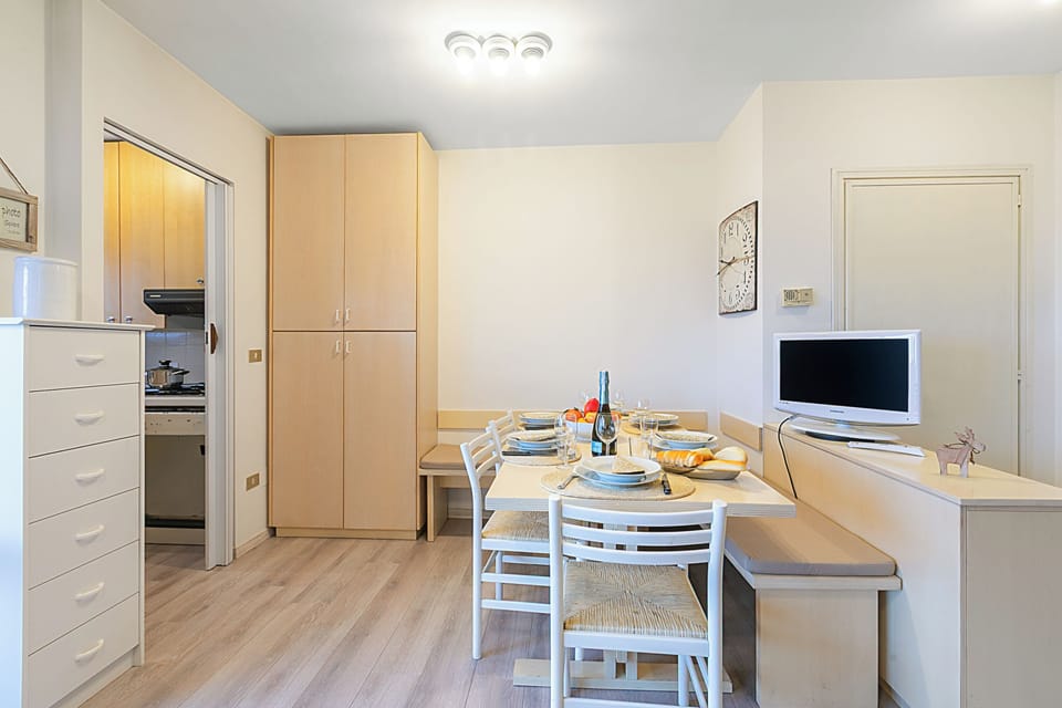 Standard Apartment, 2 Bedrooms, Balcony (Home Cotolivier 59) | Dining