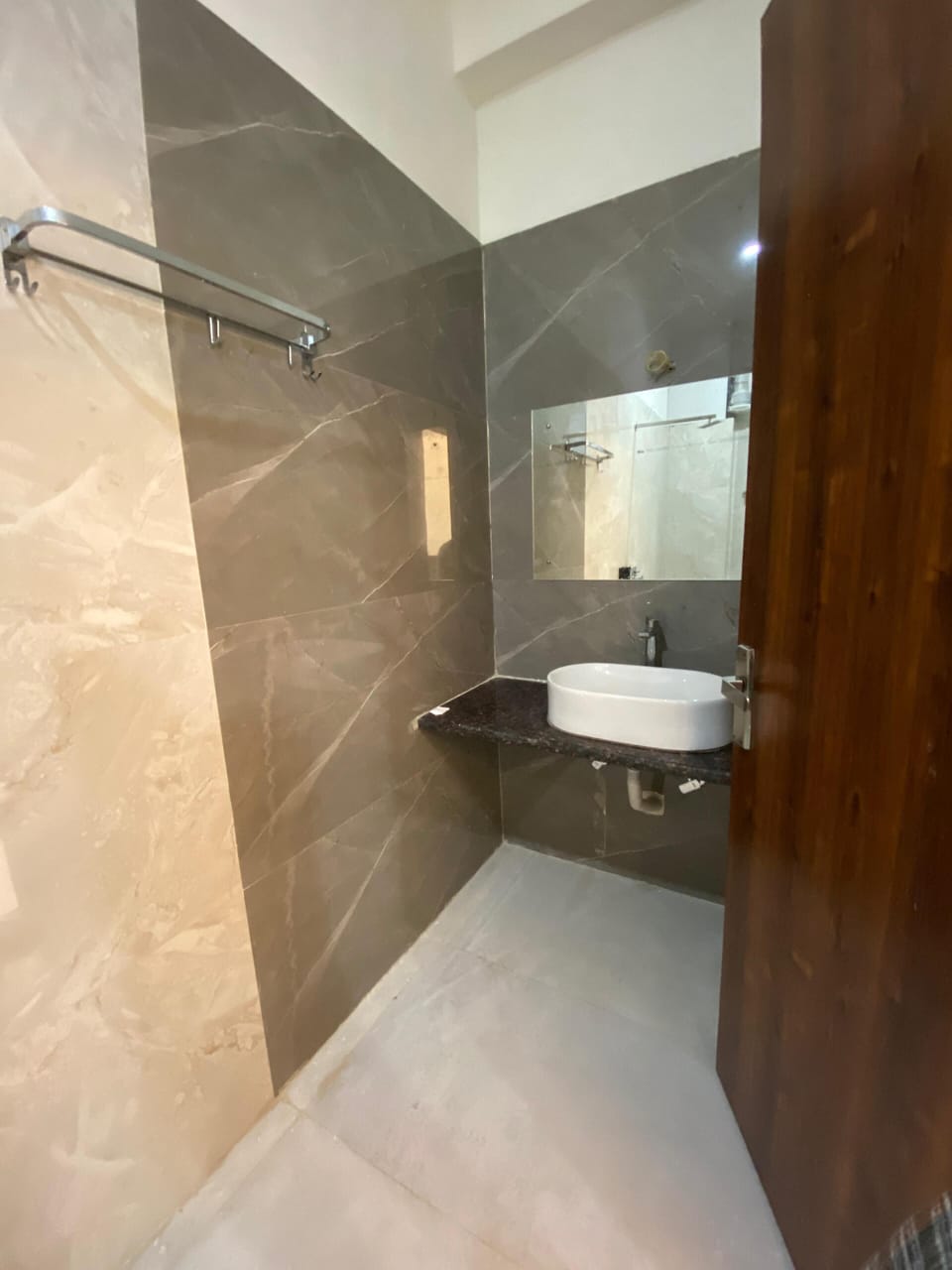 Deluxe Double or Twin Room | Bathroom | Free toiletries, towels, soap, shampoo