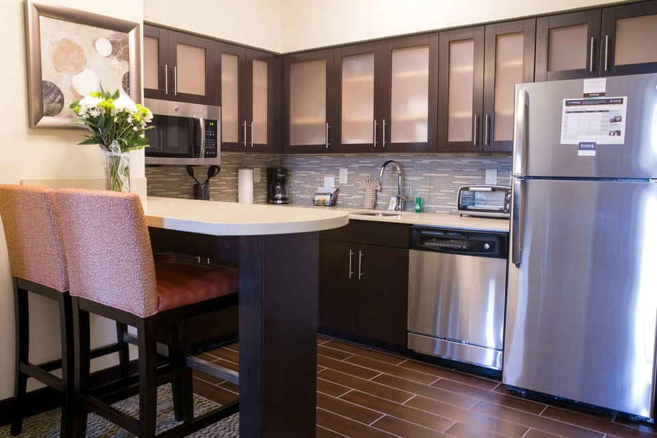 Full-size fridge, microwave, stovetop, dishwasher