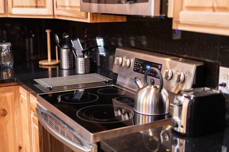 New, modern appliances ample kitchen storage space make cooking easy.  If you want a break, there are two restaurants within one half mile of the cabin and several more within a 30 minute drive.
